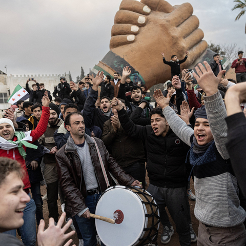 News Bilder des Tages Celebration In Azaz Fall Of Assad Regime - Syria Syrian people celebrate the fall of Assad regime on the street of Azaz, northwest Syria, on December 08, 2024.  IMAGO / ABACAPRESS