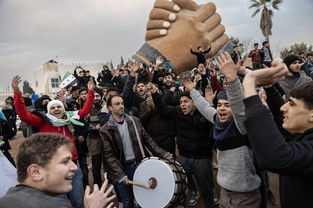 News Bilder des Tages Celebration In Azaz Fall Of Assad Regime - Syria Syrian people celebrate the fall of Assad regime on the street of Azaz, northwest Syria, on December 08, 2024.  IMAGO / ABACAPRESS