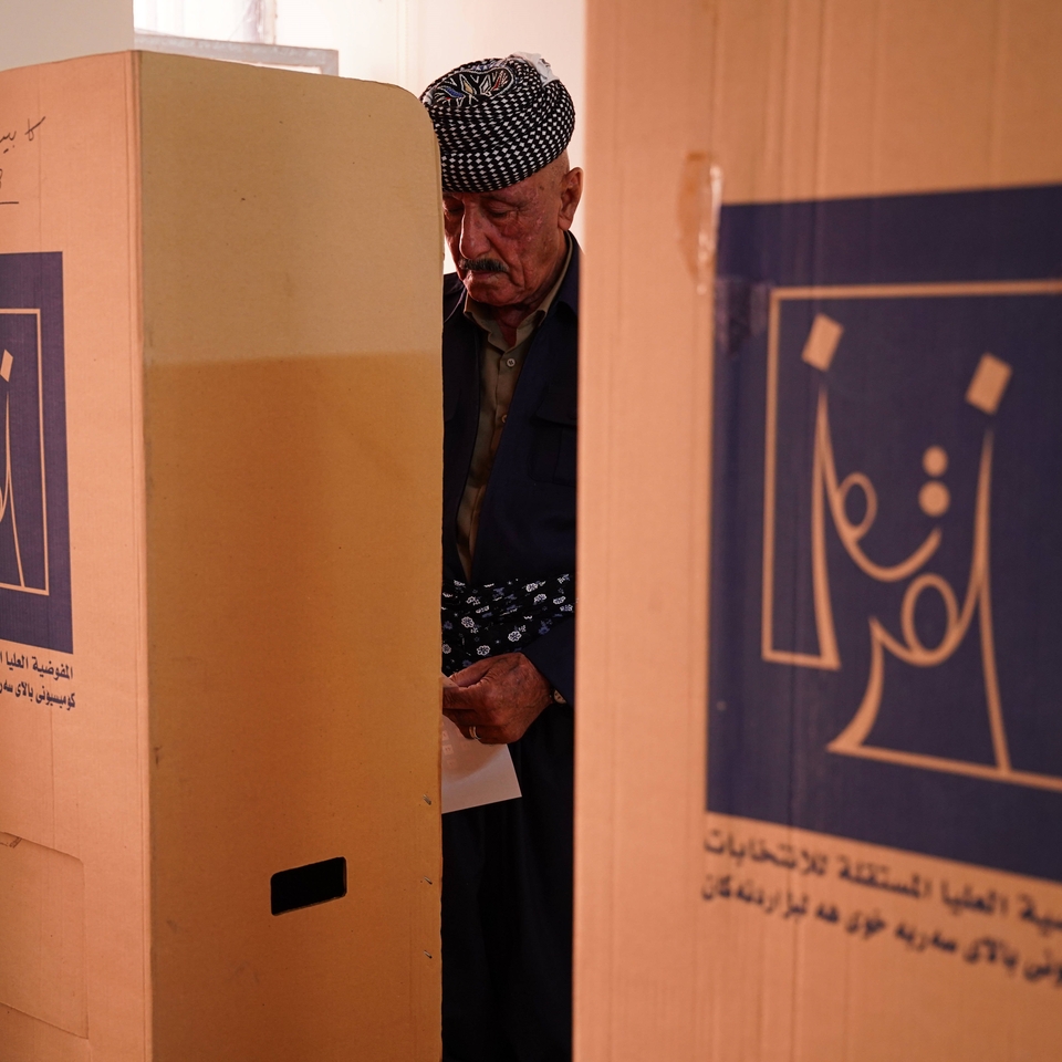 October 20, 2024, Duhok, Iraq: A Kurdish voter prepares his ballot during parliamentary elections at a polling station in Duhok city in Iraq s autonomous Kurdistan region.  Picture CREDIT:  IMAGO / ZUMA Press Wire