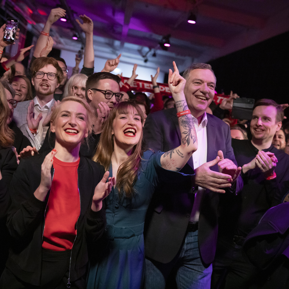 Die Linke celebrates its victory on election night: co-chairs Ines Schwerdtner and Jan van Aken with lead candidate Heidi Reichinnek (centre). 