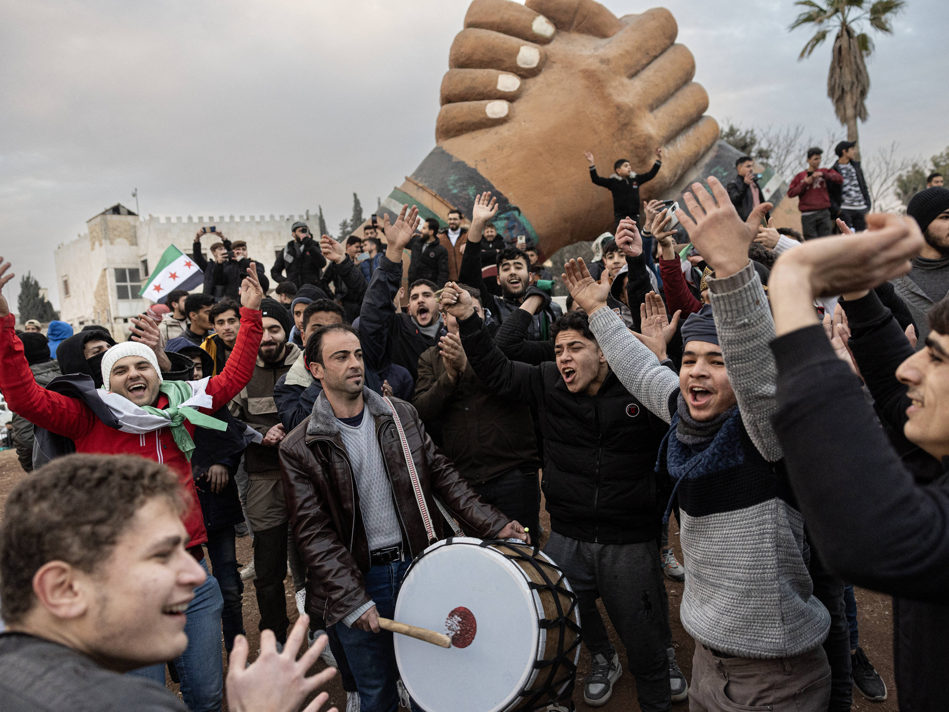 News Bilder des Tages Celebration In Azaz Fall Of Assad Regime - Syria Syrian people celebrate the fall of Assad regime on the street of Azaz, northwest Syria, on December 08, 2024.  IMAGO / ABACAPRESS