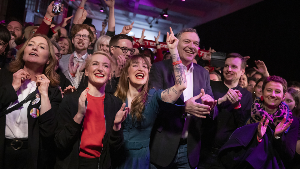 Die Linke celebrates its victory on election night: co-chairs Ines Schwerdtner and Jan van Aken with lead candidate Heidi Reichinnek (centre). 